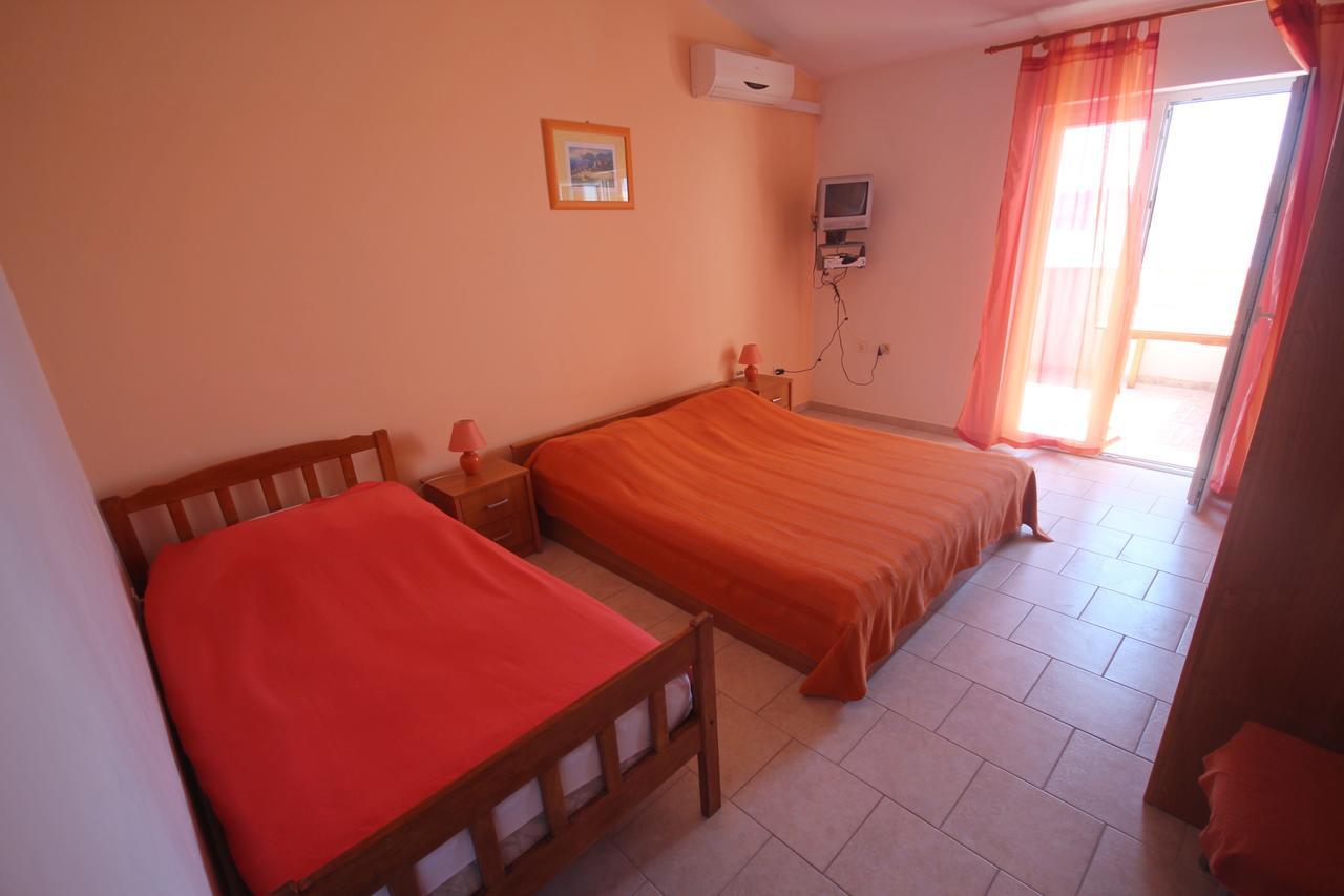 Apartments Njaco Ražanac Buitenkant foto