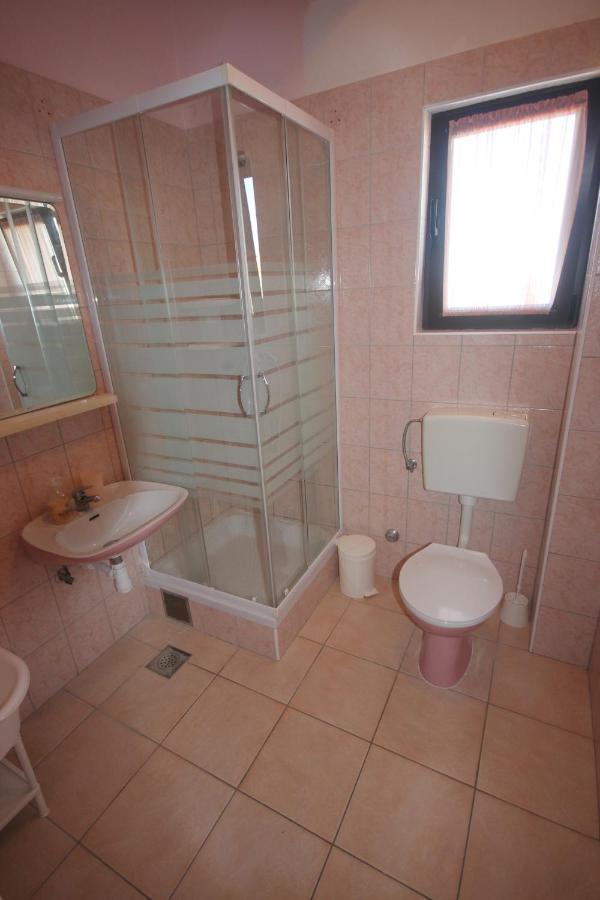 Apartments Njaco Ražanac Kamer foto